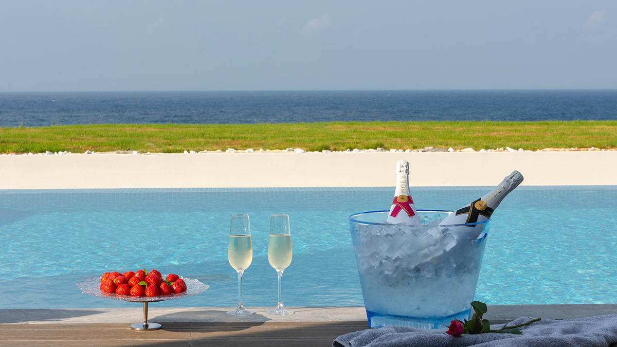 Honeymoon Suite Sea View with Private Heated Pool, SoulSauna and Gym